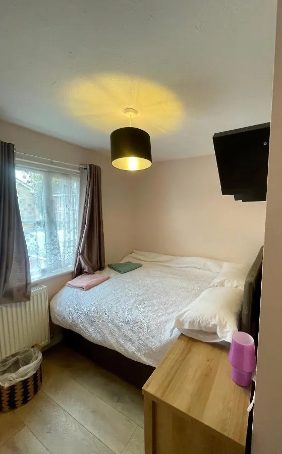 Stunning 3 Bedroom Family House In London, Private Parking And Garden, With Great Transport Links To Central London, The Excel Centre, Canary Wharf, The O2! 0*, Londra